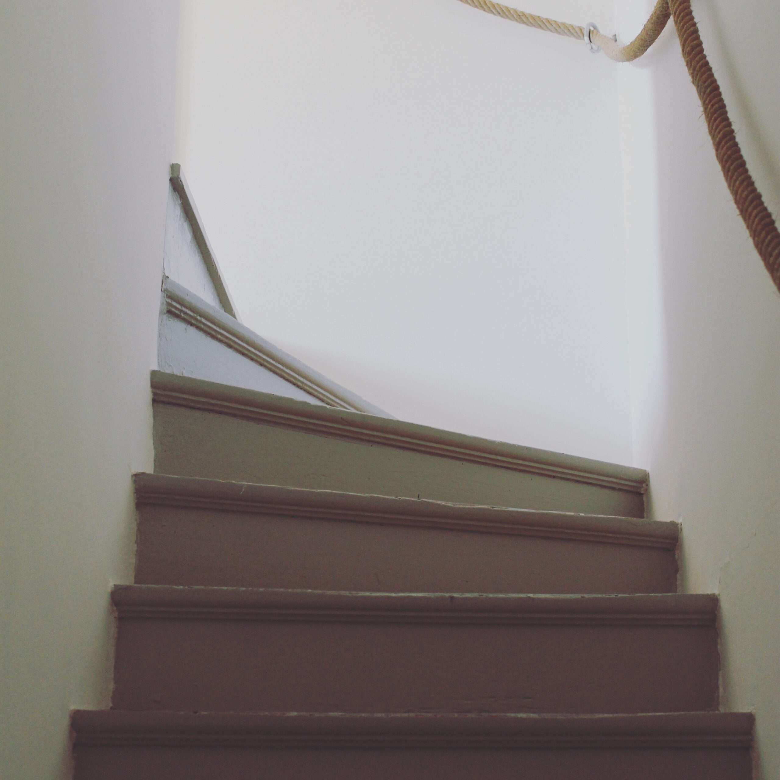 Escalier vers chambre Blanche avant rénovation